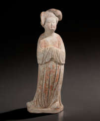 A LARGE PAINTED POTTERY FIGURE OF A COURT LADY