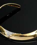 Montres et Bijoux. Gelbgold 750 Halsspange mit Weißgold 750 Triangel Brillant Element (zus. ca. 0.72ct/SI/W), seitliches Scharnier, 97g, Ø 11,8cm