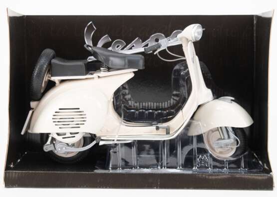 Fahrzeugmodell "Vespa 150 VL 1T", Maßstab 1:6, Kunststoff, L. 28 cm, im Originalkarton - фото 1