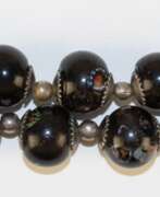 Bijoux. Kette, wohl Gablonzer Glas, mit farbigen, aufgeschmolzenen Motiven, Länge ca. 54,5 cm, Dm. der Perlen ca. 14-15 mm, mit silberfarbenen Zwischenteilen