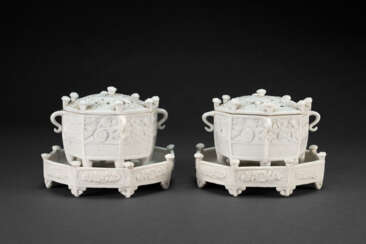 A PAIR OF MOLDED DEHUA ‘MARCO POLO’ CENSERS, COVERS AND STANDS