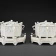 A PAIR OF MOLDED DEHUA ‘MARCO POLO’ CENSERS, COVERS AND STANDS - Auktionsarchiv