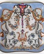 Porcelain products. Tablett, Keramik, vierpaßförmig, antikisierend farbig bemalt und glasiert, mit Bronze-Rand und seitlichen Handhaben, L. 30 cm