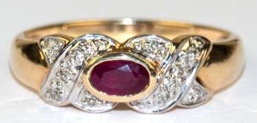 Ring, 585er GG/WG, besetzt mit oval facettiertem Rubin und kl. Diamanten, ges. 2,68 g, RG 56