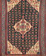 Carpets & Textiles. Kelim Sehna, dunkelblaugrundig, helle Eckmuster, florales Muster, 173x117 cm