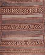 Carpets & Textiles. Kelim Kazak, signiert, Streifenmuster, Kante verfärbt, 231x126 cm