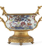Предметы обихода. AN ORMOLU-MOUNTED CHINESE EXPORT PORCELAIN &#39; PSEUDO TOBACCO LEAF&#39; CENTERPIECE