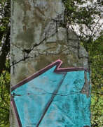 Skulpturen. Großes Stück der Berliner Mauer mit Graffiti