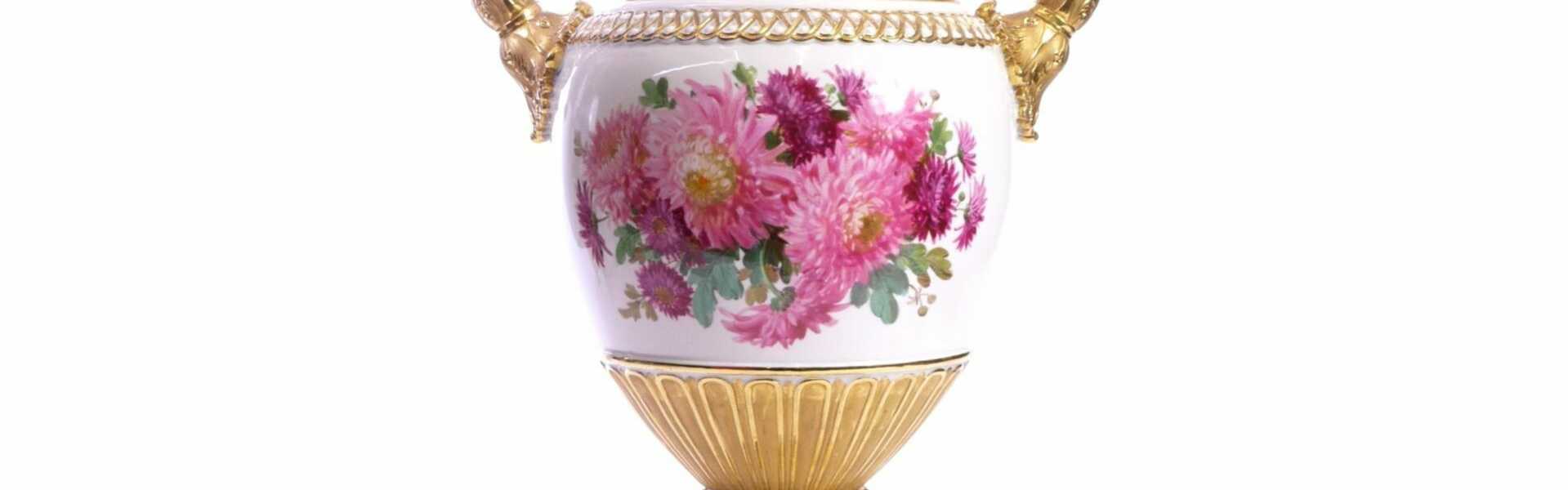 Large porcelain vase - Red chrysanthemums. Meissen.