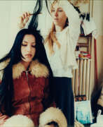 Fotografie. Annelies Strba. Sonja und Linda beim Haarekämmen