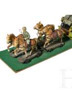 Игрушки и модели. Hausser-Elastolin vierspänniges Pferdegespann 0/792/4 mit Protze, MG-Wagen in Mimikry und fünf Soldaten