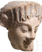 Antike Kunst und Ausgrabungen. Antefix aus Ton mit Bemalungsresten, etruskisch, spätes 6. Jhdt. v. Chr.