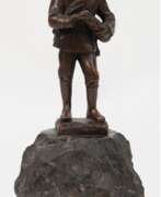 Скульптуры. Bronzefigur &amp;quot;Soldat des 1. WK&amp;quot;, braun patiniert, H. 11,3 cm, auf naturalistischem Steinsockel, Ges.-H. 18,5 cm