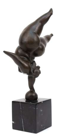Bronze-Figur "Molliger weiblicher Akt auf einer Kugel balancierend", braun patiniert, bezeichnet "Milo", Gießerplakette "J.B. Deposee Paris", H. 25 cm, auf schwarzem … - Foto 1