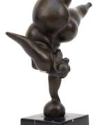 Skulpturen. Bronze-Figur &amp;quot;Molliger weiblicher Akt auf einer Kugel balancierend&amp;quot;, braun patiniert, bezeichnet &amp;quot;Milo&amp;quot;, Gießerplakette &amp;quot;J.B. Deposee Paris&amp;quot;, H. 25 cm, auf schwarzem …