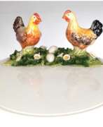Produits en porcelaine. Platte mit 2 plastischen Hühnern auf Blumenwiese mit 2 im Gras liegenden Eiern, Keramik, polychrom bemalt, min. bestoßen, Dm. 36 cm, H. 16 cm