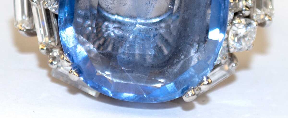 Ring, Platin, ausgefasst mit 1 großem Saphir im Antikschliff, helleres Blau, innere Merkmale, ca. 6,65 ct. und 10 Diamantes-Baguettes von zus. ca. 1,48 ct. und 6 Brillanten von zus. ca. 0,56 ct., Ges.-Gew. 13,68 g, RG 57…