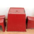 Belzig, Günther (1941-2022), Kindermöbelgruppe, bestehend aus Tisch, Stuhl und 2 Hockern, 1960er Jahre, roter Kunststoff (Fiberglas), starke Gebrauchspuren, Tisch 47x72x52 cm - Auktionsware