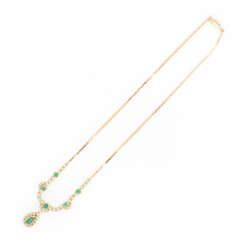 Necklace set with emerald diamonds