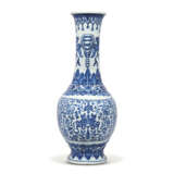A FINE AND EXTREMELY RARE BLUE AND WHITE ‘ELEPHANT HANDLE’ VASE - photo 2