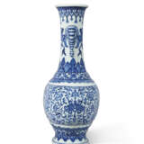 A FINE AND EXTREMELY RARE BLUE AND WHITE ‘ELEPHANT HANDLE’ VASE - photo 4