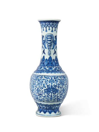 A FINE AND EXTREMELY RARE BLUE AND WHITE ‘ELEPHANT HANDLE’ VASE - photo 4