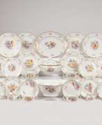Изделия из фарфора. A Dinner Service with Floral Painting.