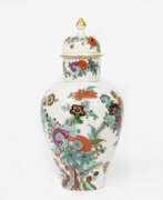 Изделия из фарфора. A Large Lidded Vase with Kakiemon Decor.