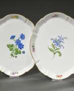 Produits en porcelaine. 4 Diverse Teile Meissen &quot;Deutsche Blume&quot;, nach 1950: 2 ovale Platten (27x23cm) und 2 Leuchter (H. 15,5cm)