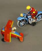 Toys and Models. Zwei Blechspielzeuge - 1x Flugzeug "Artist", gemarkt: J.G.SC…