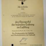 Urkundengruppe eines Jagdflieger Feldwebels mit dem Ehrenpokal für besondere Leistungen im Luftkrieg. - фото 2