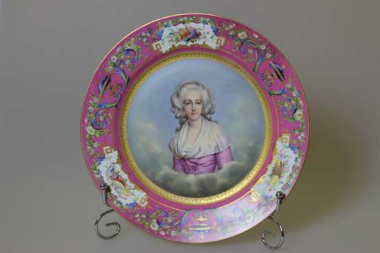 Тарелка Портрет Марии-Жозефины Савойской Usine de porcelaine Sèvres Technique mixte 1857 - photo 1