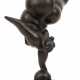 Bronze-Figur "Molliger weiblicher Akt auf einer Kugel balancierend", braun patiniert, bezeichnet "Milo", Gießerplakette "J.B. Deposee Paris", H. 25 cm, auf schwarzem … - Foto 1