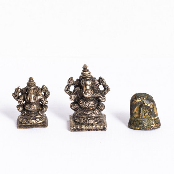 Drei Kleine Gewichte Zwei In Form Von Ganesha Aus Silber Und Ein