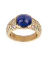 Bague en or avec saphir et diamants. Bague en or avec saphir et diamants.