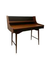 Bureau Ola-pulten, conçu par John Texmon pour Blindheim Møbelfabrikk, en production depuis 1957 environ.  Bureau Ola-pulten, conçu par John Texmon pour Blindheim Møbelfabrikk, en production depuis 1957 environ.