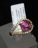 Bague en or blanc avec diamants et rubis  Bague en or blanc avec diamants et rubis
