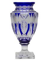 Grand vase de forme amphore en cristal coloré.  Grand vase de forme amphore en cristal coloré.