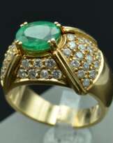 Yellow gold ring with 48 diamonds and 1 natural emerald Yellow gold ring with 48 diamonds and 1 natural emerald