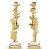 A PAIR OF LOUIS XVI ORMOLU AND WHITE MARBLE TWO-LIGHT CANDELABRA - Foto 4