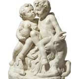 A FRENCH WHITE MARBLE FIGURAL GROUP OF TWO CHERUBS - фото 2