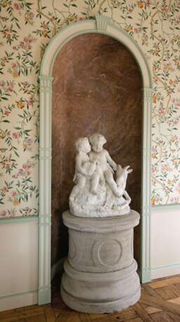 A FRENCH WHITE MARBLE FIGURAL GROUP OF TWO CHERUBS - Foto 5
