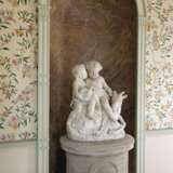 A FRENCH WHITE MARBLE FIGURAL GROUP OF TWO CHERUBS - Foto 5