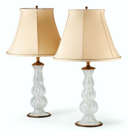 A NEAR PAIR OF GILT-METAL MOUNTED ITALIAN GLASS CANDLESTICKS, MOUNTED AS LAMPS - фото 1