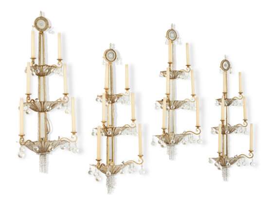 A SET OF FOUR FRENCH GILT-METAL AND BEADED GLASS SIX-LIGHT WALL-LIGHTS - Foto 1