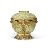 A LOUIS XV ORMOLU-MOUNTED CHINESE PAINTED ENAMEL POTPOURRI BOWL AND COVER - photo 2