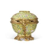 A LOUIS XV ORMOLU-MOUNTED CHINESE PAINTED ENAMEL POTPOURRI BOWL AND COVER - photo 3