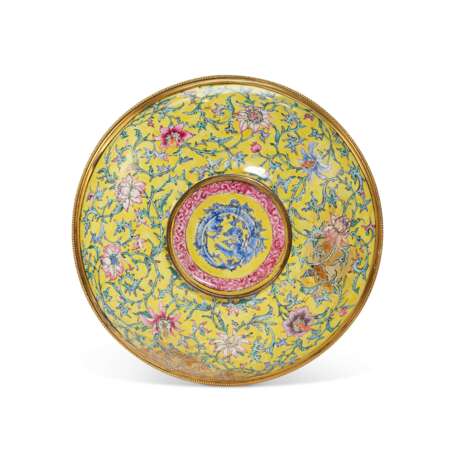 A LOUIS XV ORMOLU-MOUNTED CHINESE PAINTED ENAMEL POTPOURRI BOWL AND COVER - photo 4