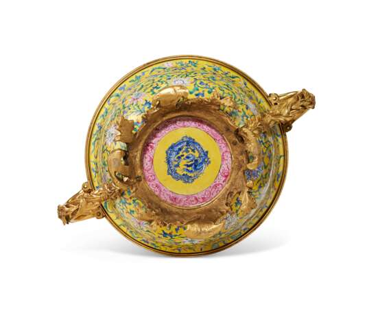 A LOUIS XV ORMOLU-MOUNTED CHINESE PAINTED ENAMEL POTPOURRI BOWL AND COVER - photo 6