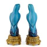A PAIR OF ORMOLU-MOUNTED CHINESE TURQUOISE AND AUBERGINE GLAZED PARROTS - фото 4